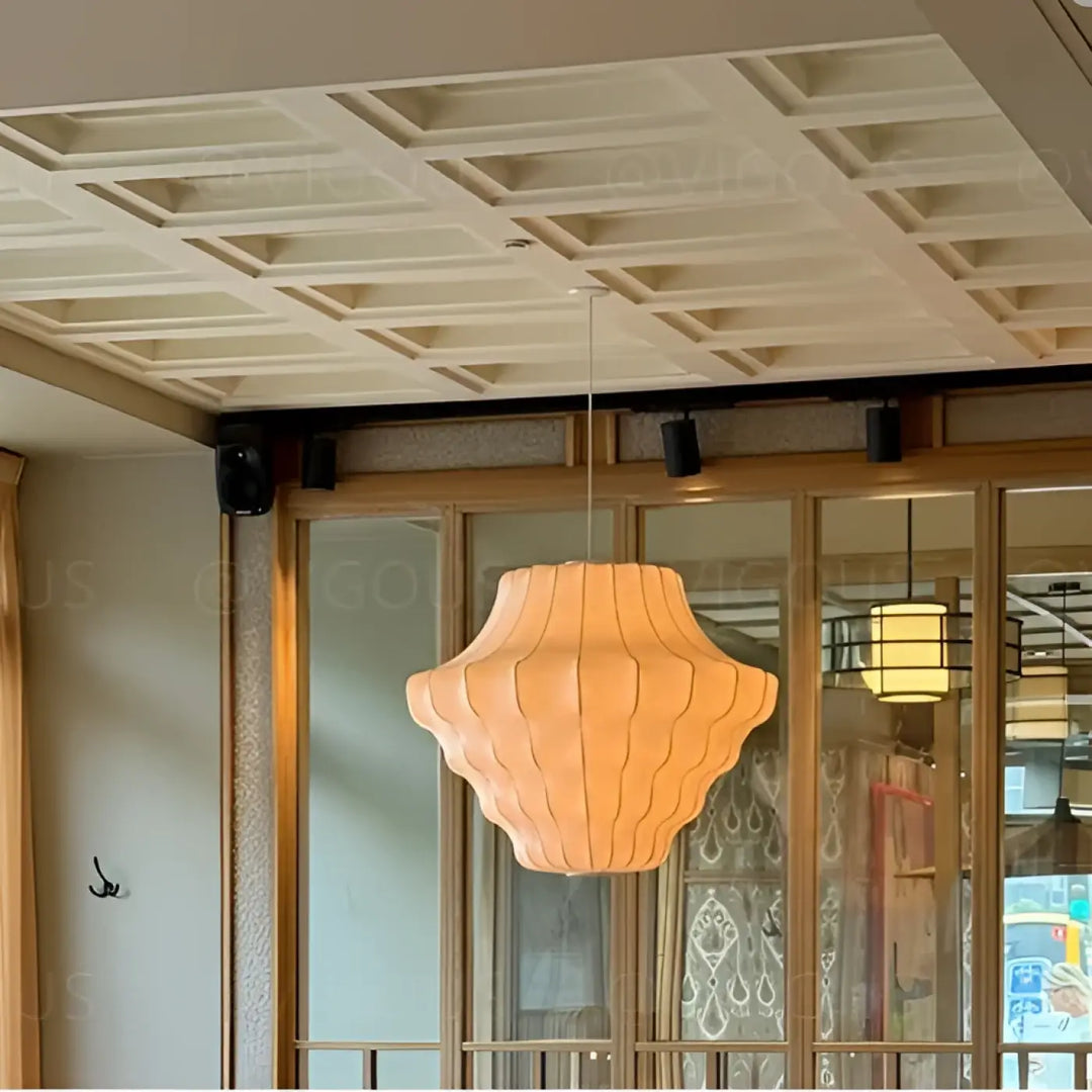 Suspension design élégante en tissu et métal sculpté