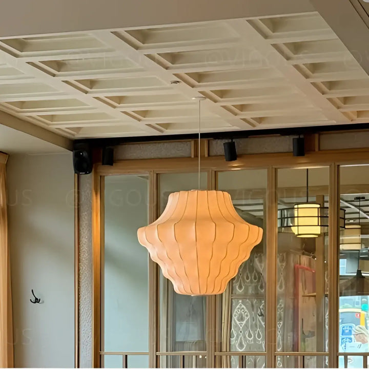 Suspension design élégante en tissu et métal sculpté