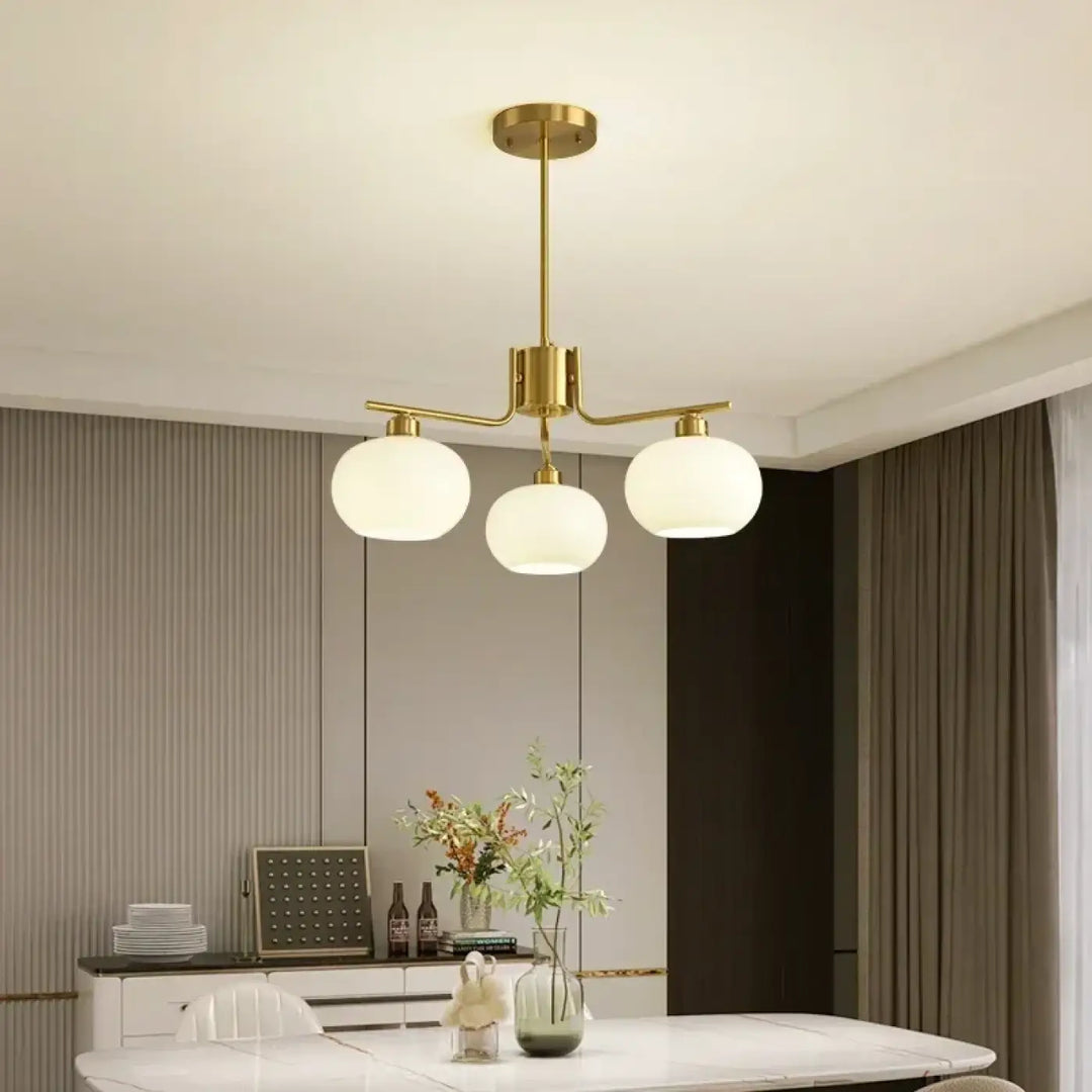 Suspension design avec globes en verre opale élégante