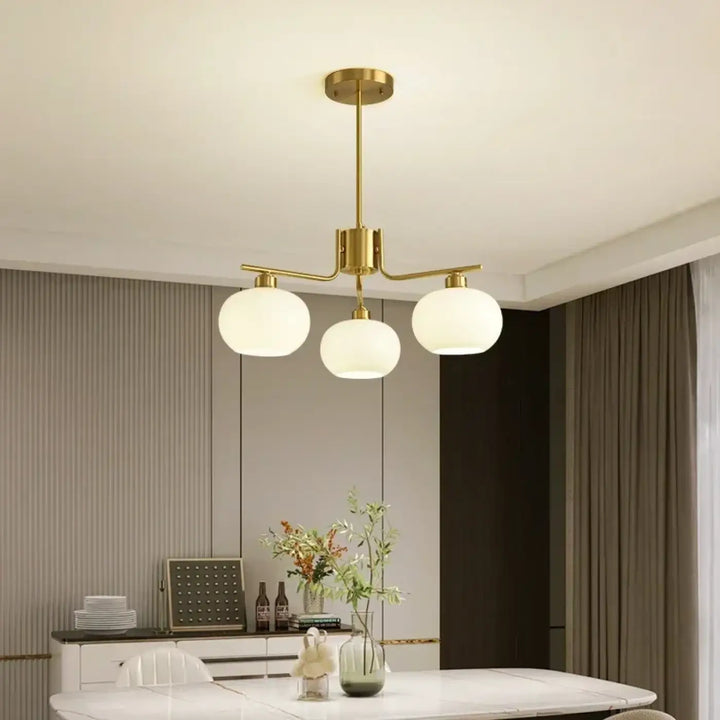 Suspension design avec globes en verre opale élégante