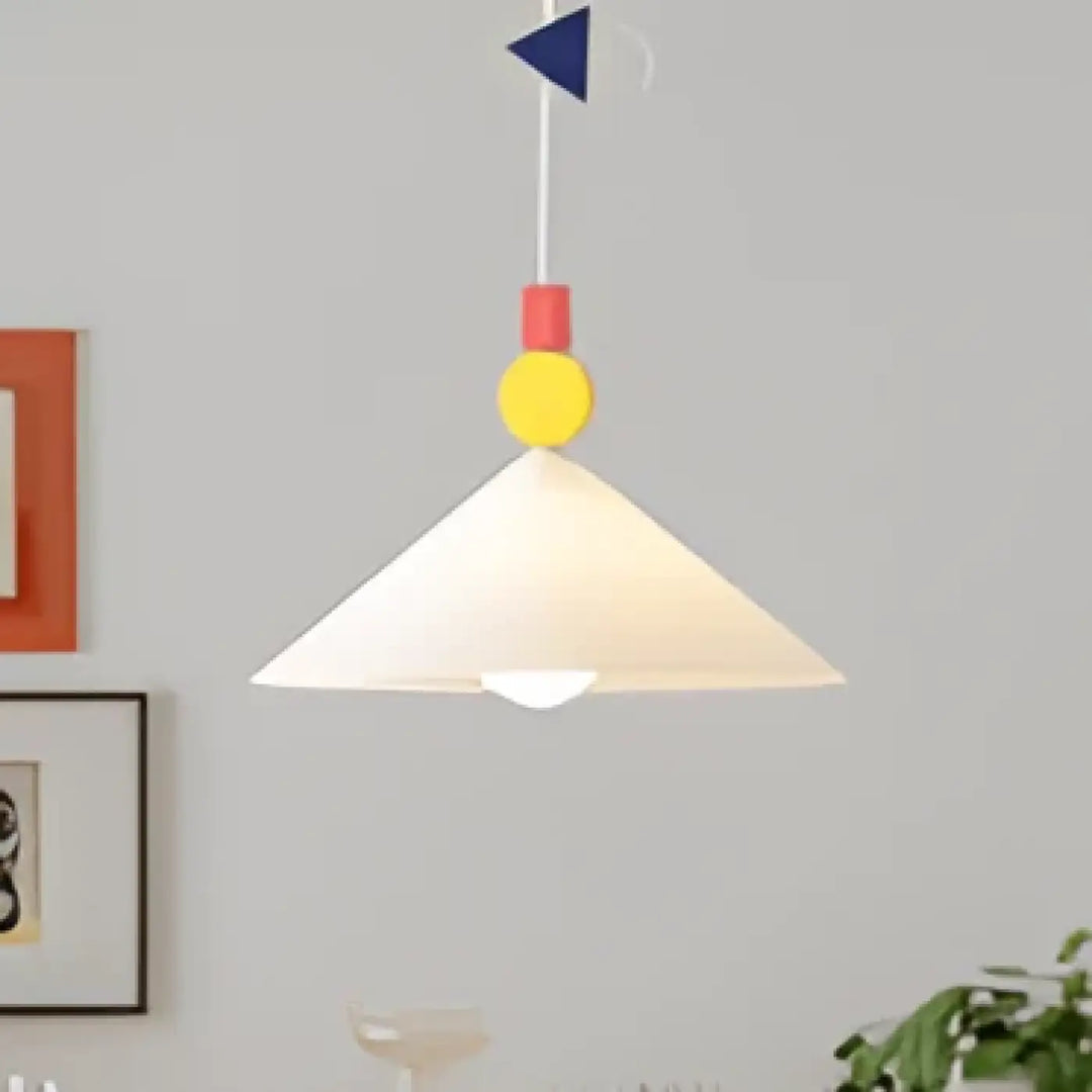 Suspension luminaire liora avec abat-jour conique blanc et formes colorées géométriques rouges et jaunes