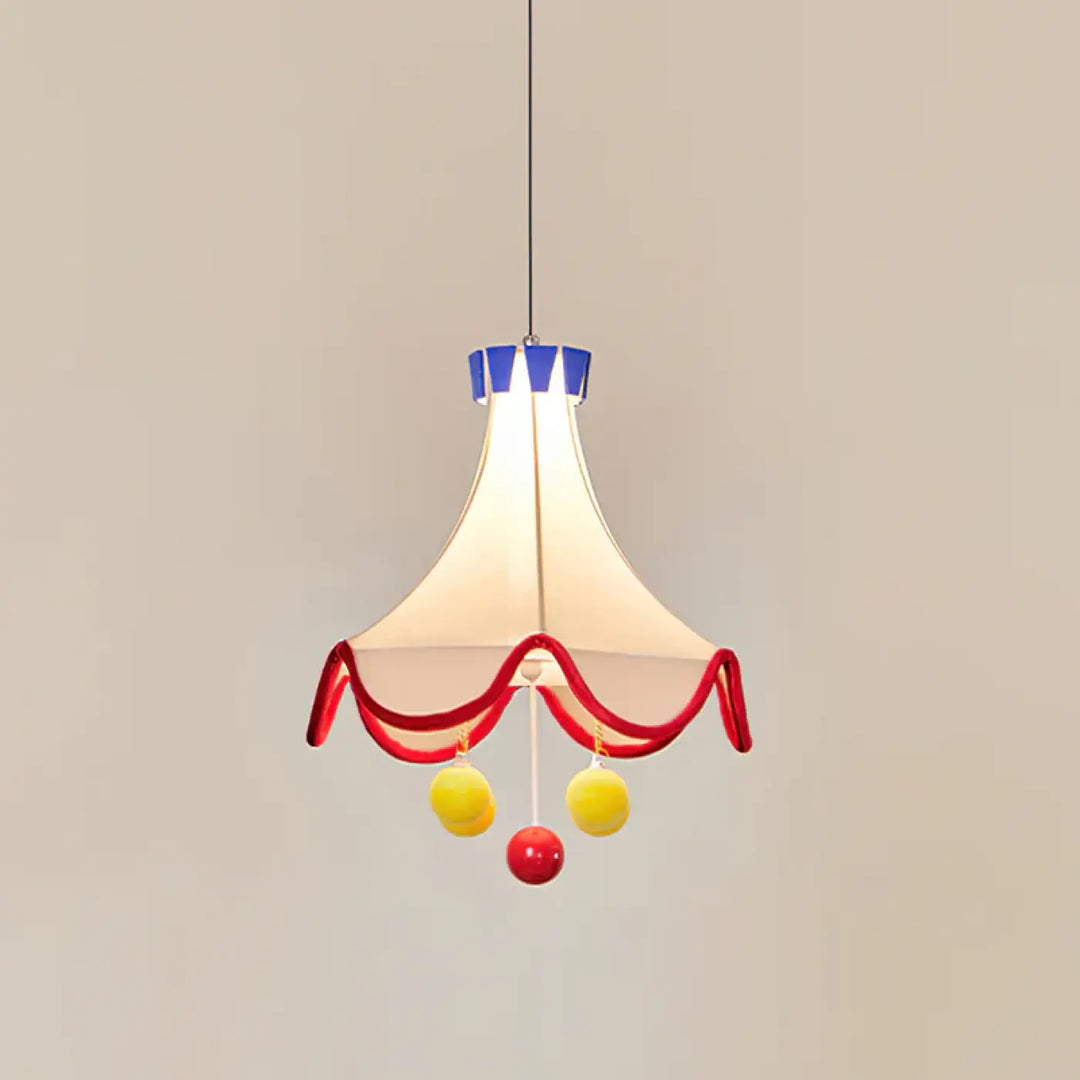 Suspension luminaire circus design inspiré avec abat-jour crème évasé bordé de tissu ondulé rouge lumière douce