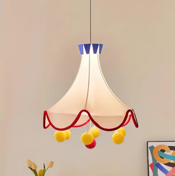 Suspension luminaire circus en papier crème avec bordure bleue et pompons colorés design inspiré lumière douce