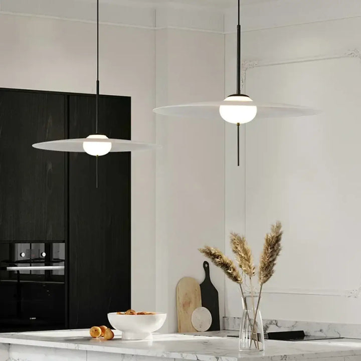 Suspension design minimaliste disque blanc et tige noire moderne