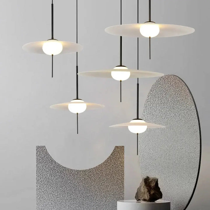 Suspension design minimaliste disque blanc et tige noire moderne