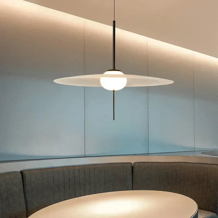 Suspension design minimaliste disque blanc et tige noire moderne