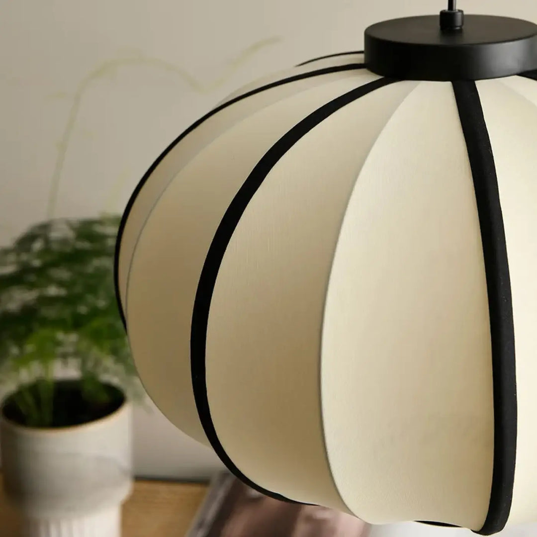 Suspension minimaliste en tissu écru style beige élégant