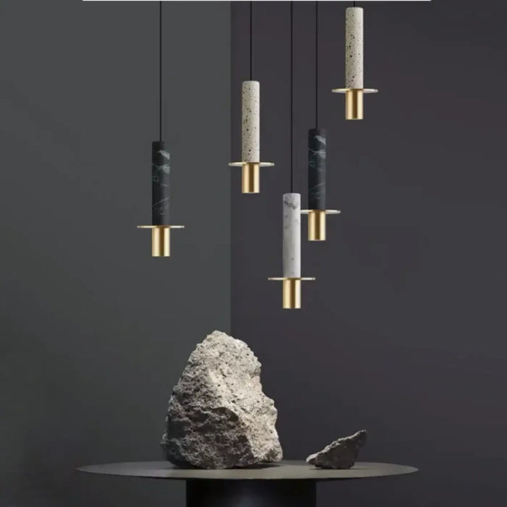Suspension design minimaliste tube en pierre et laiton