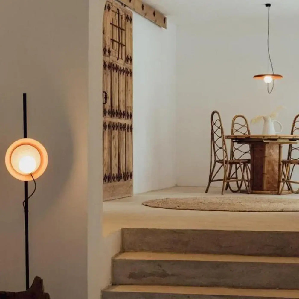Suspension design moderne avec abat-jour rond et boule lumineuse

