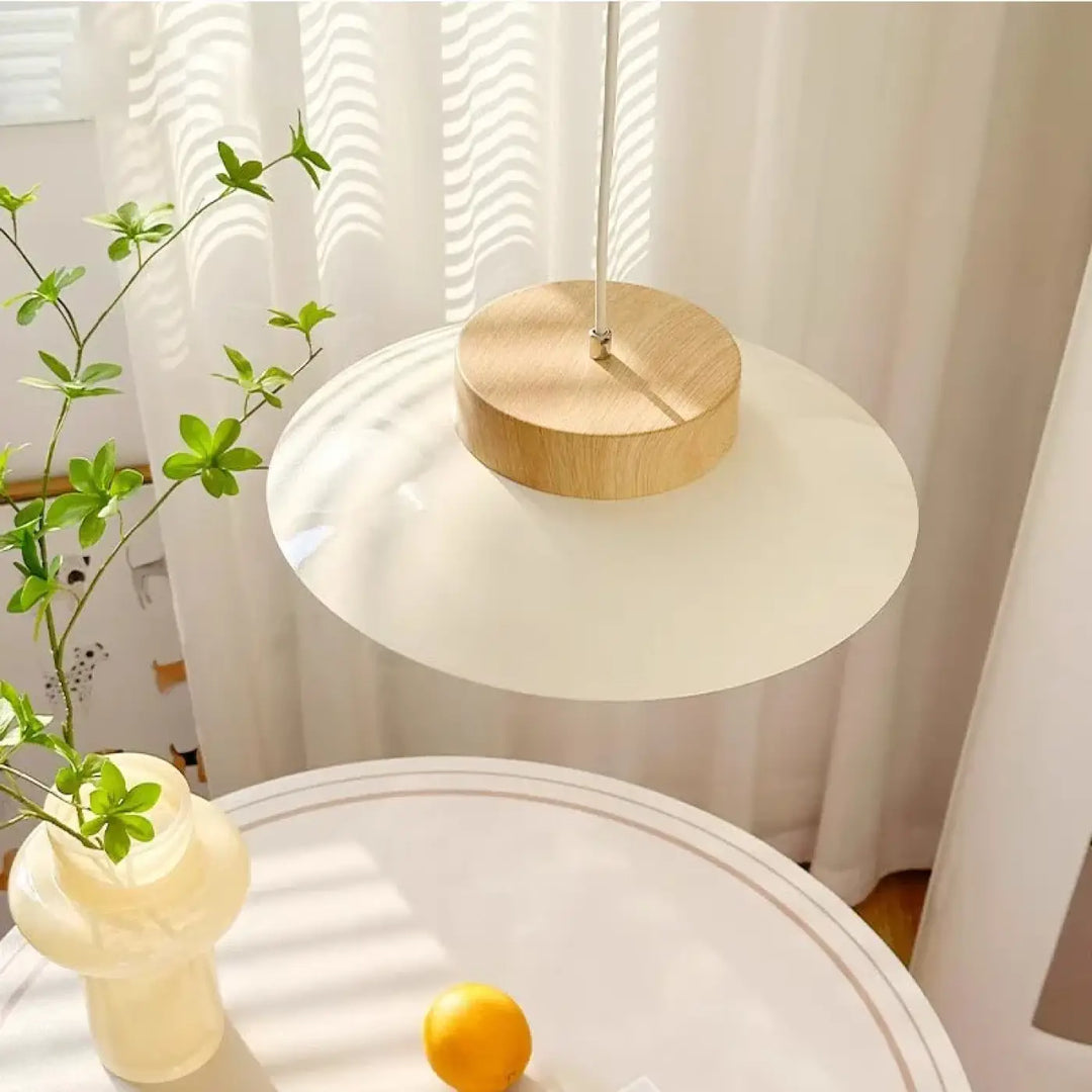 Suspension design moderne en bois et verre opalin pour éclairage doux

