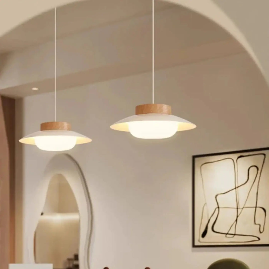 Suspension design moderne en bois et verre opalin pour éclairage doux

