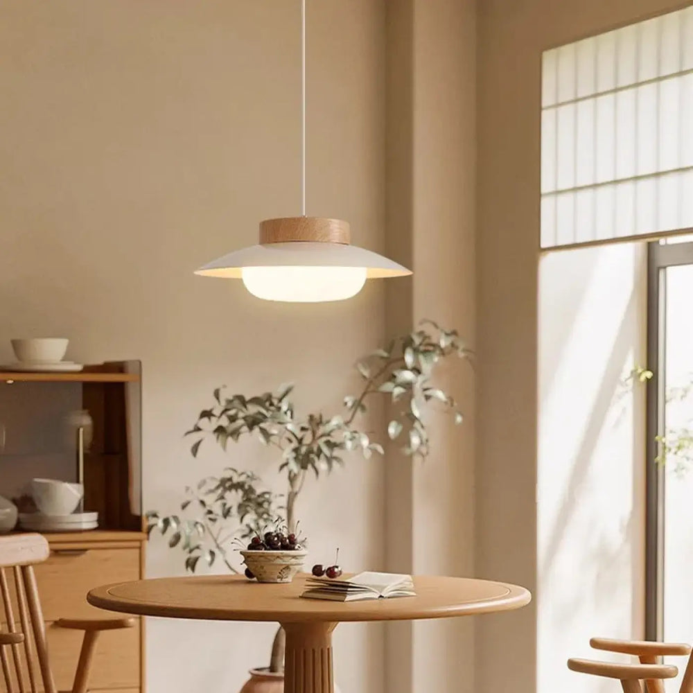 Suspension design moderne en bois et verre opalin pour éclairage doux

