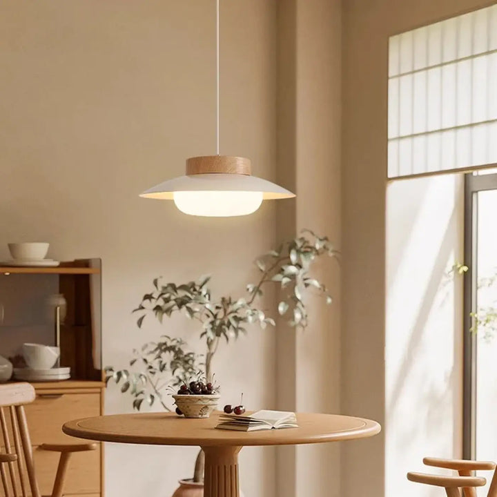 Suspension design moderne en bois et verre opalin pour éclairage doux

