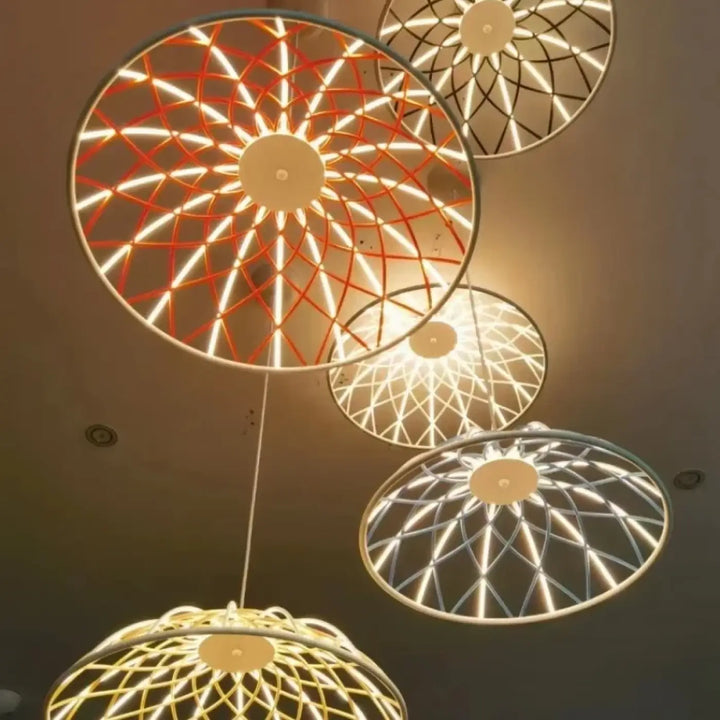 Suspension design moderne dôme tressé multicolore élégante