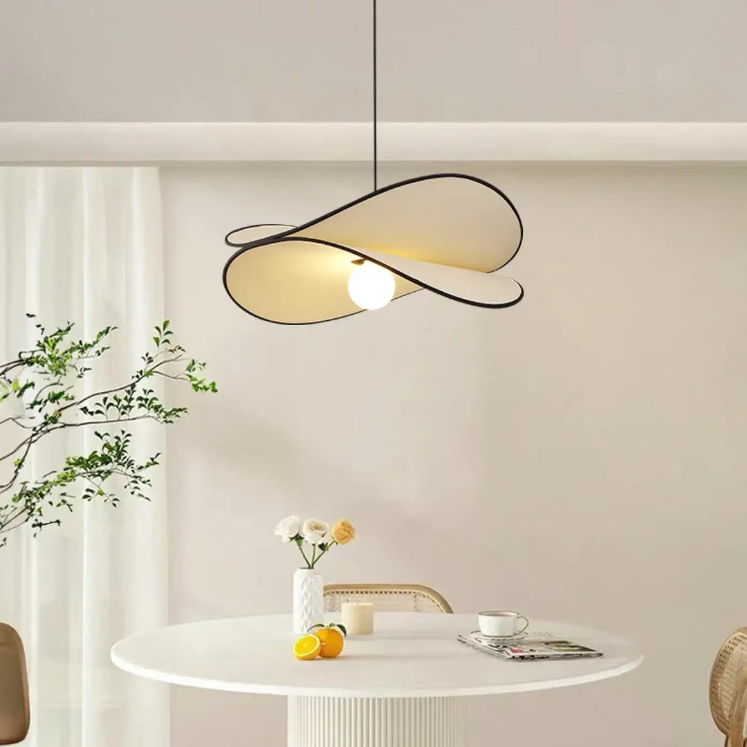 Suspension design moderne à lignes organiques élégantes beige