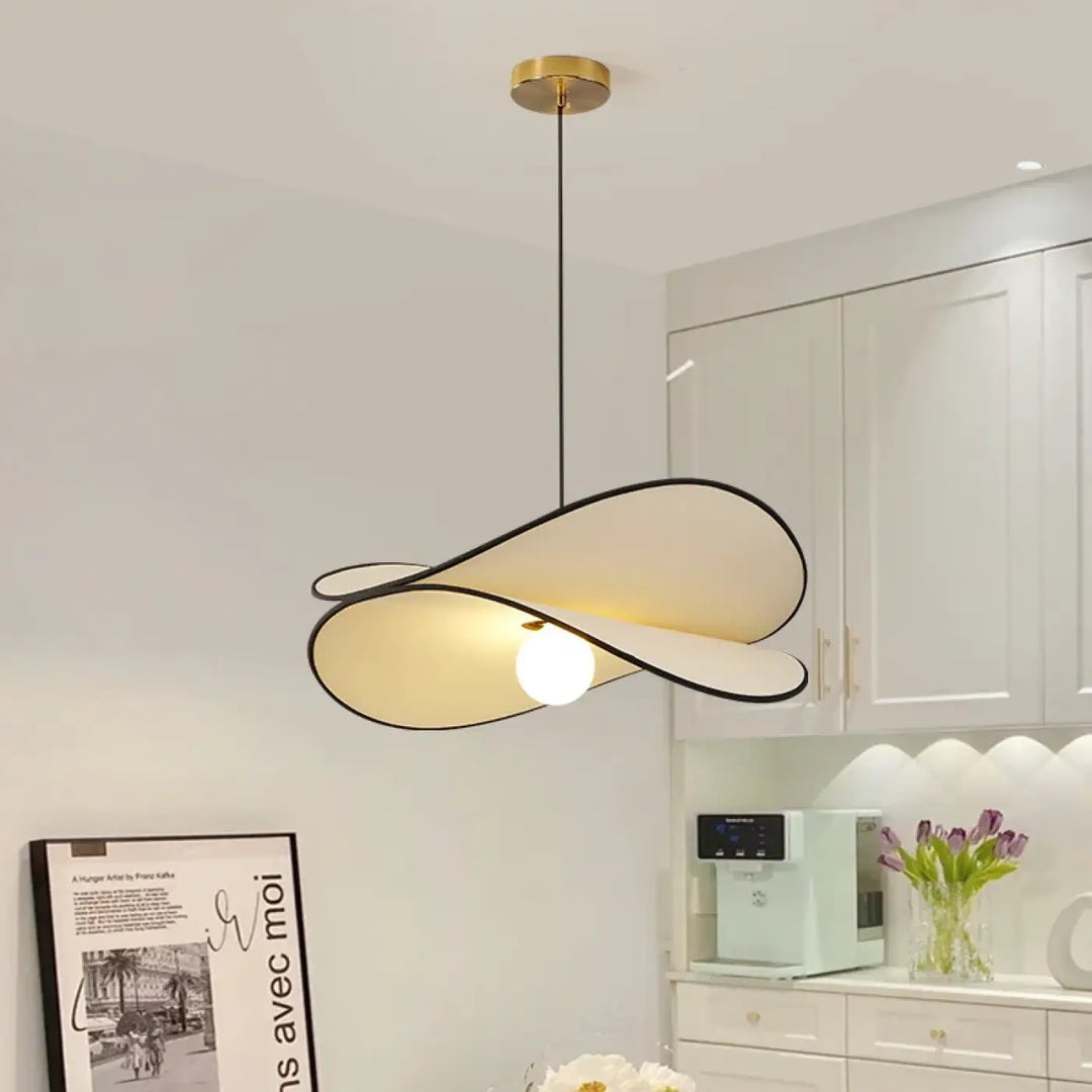 Suspension design moderne à lignes organiques élégantes beige