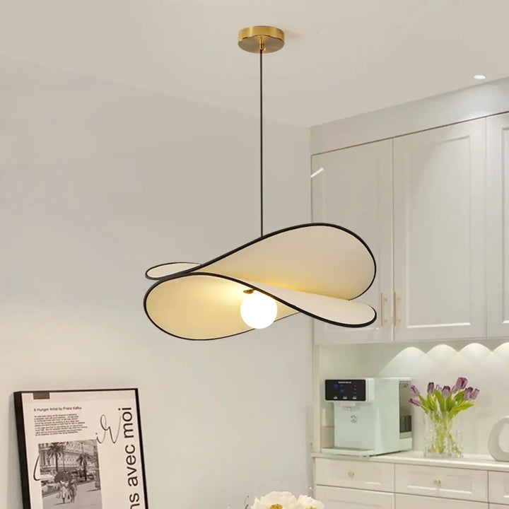 Suspension design moderne à lignes organiques élégantes beige