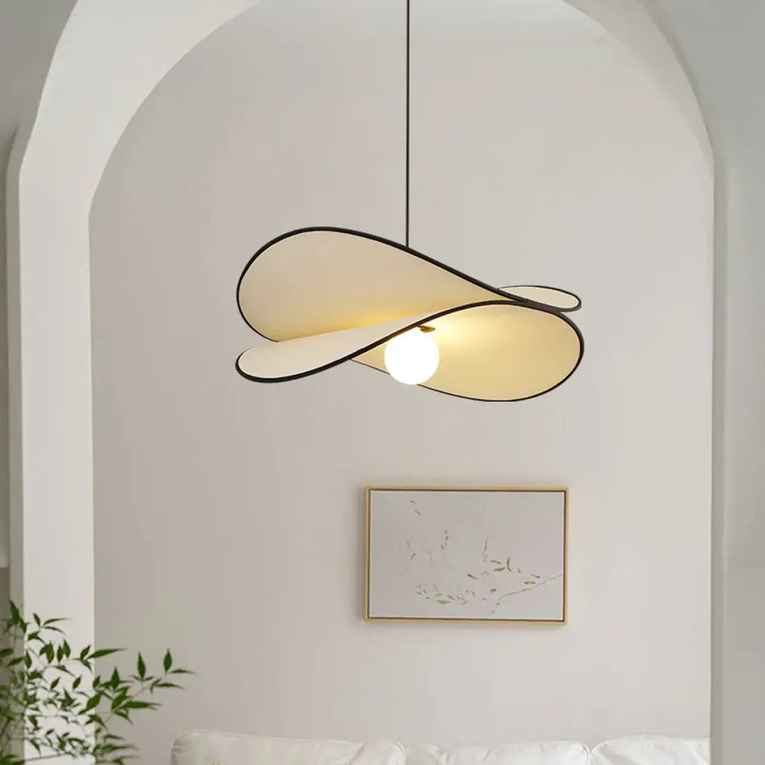 Suspension design moderne à lignes organiques élégantes beige