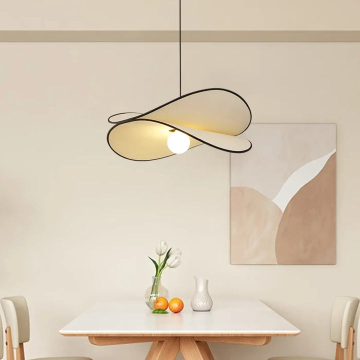 Suspension design moderne à lignes organiques élégantes beige