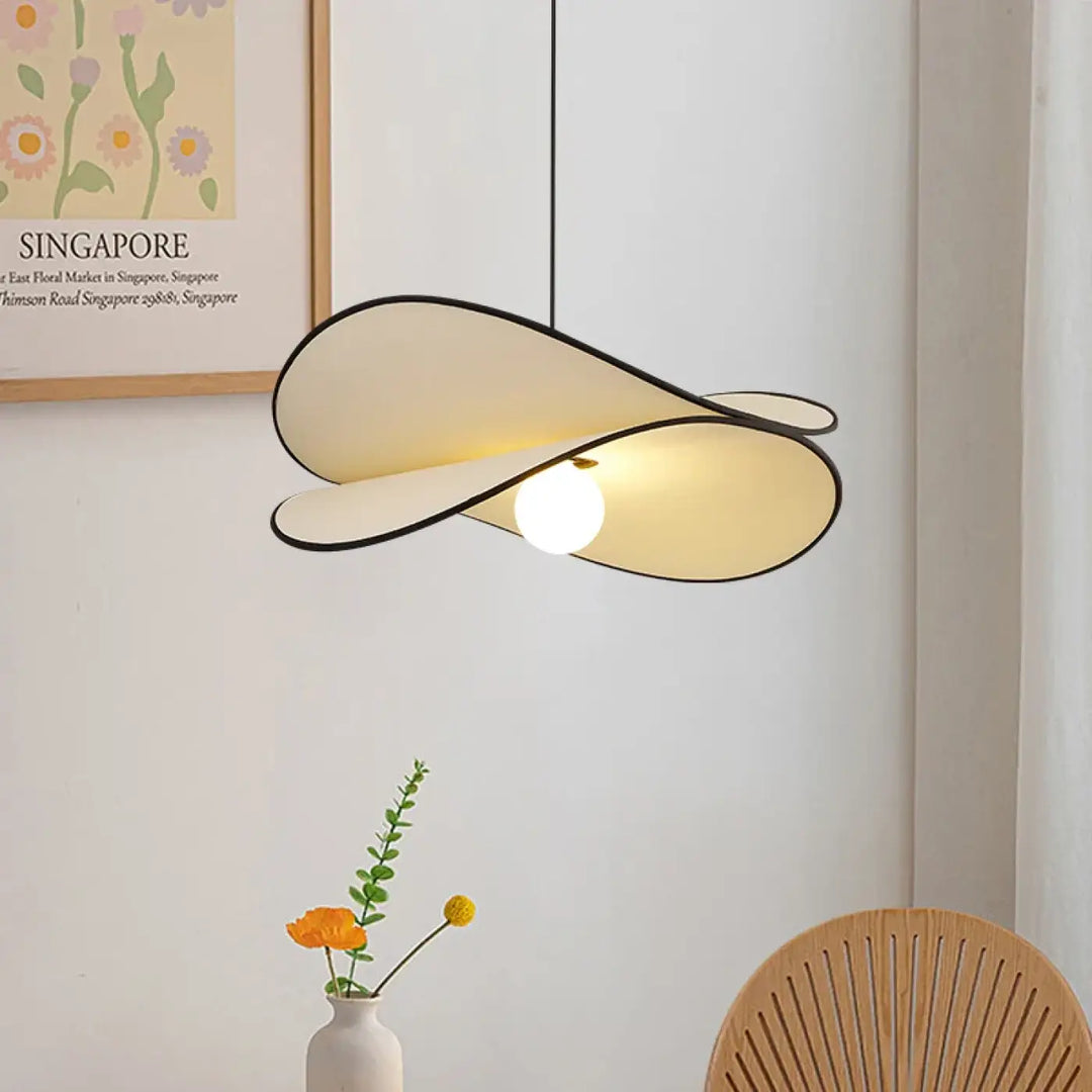 Suspension design moderne à lignes organiques élégantes beige
