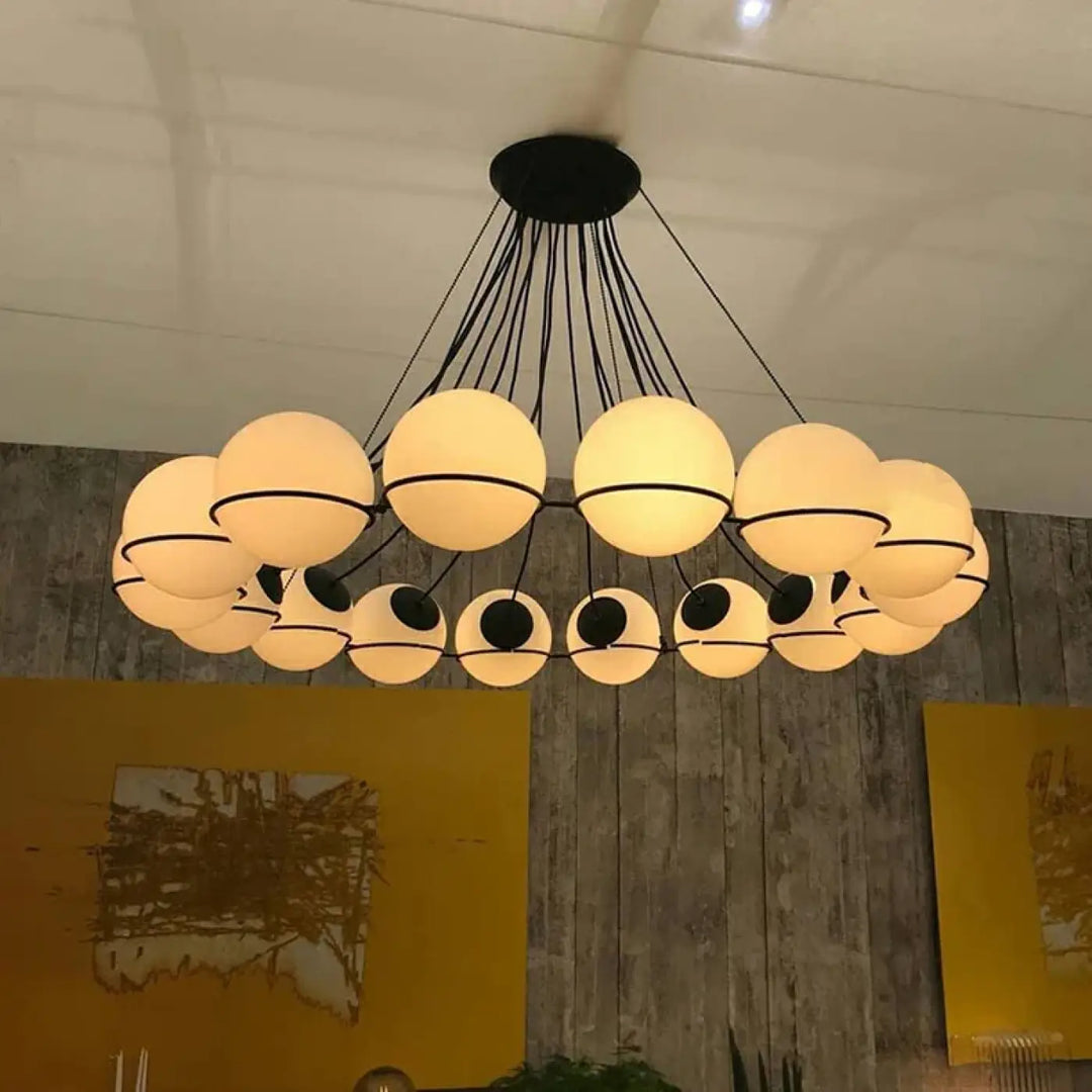 Suspension moderne en métal et globes en verre élégante