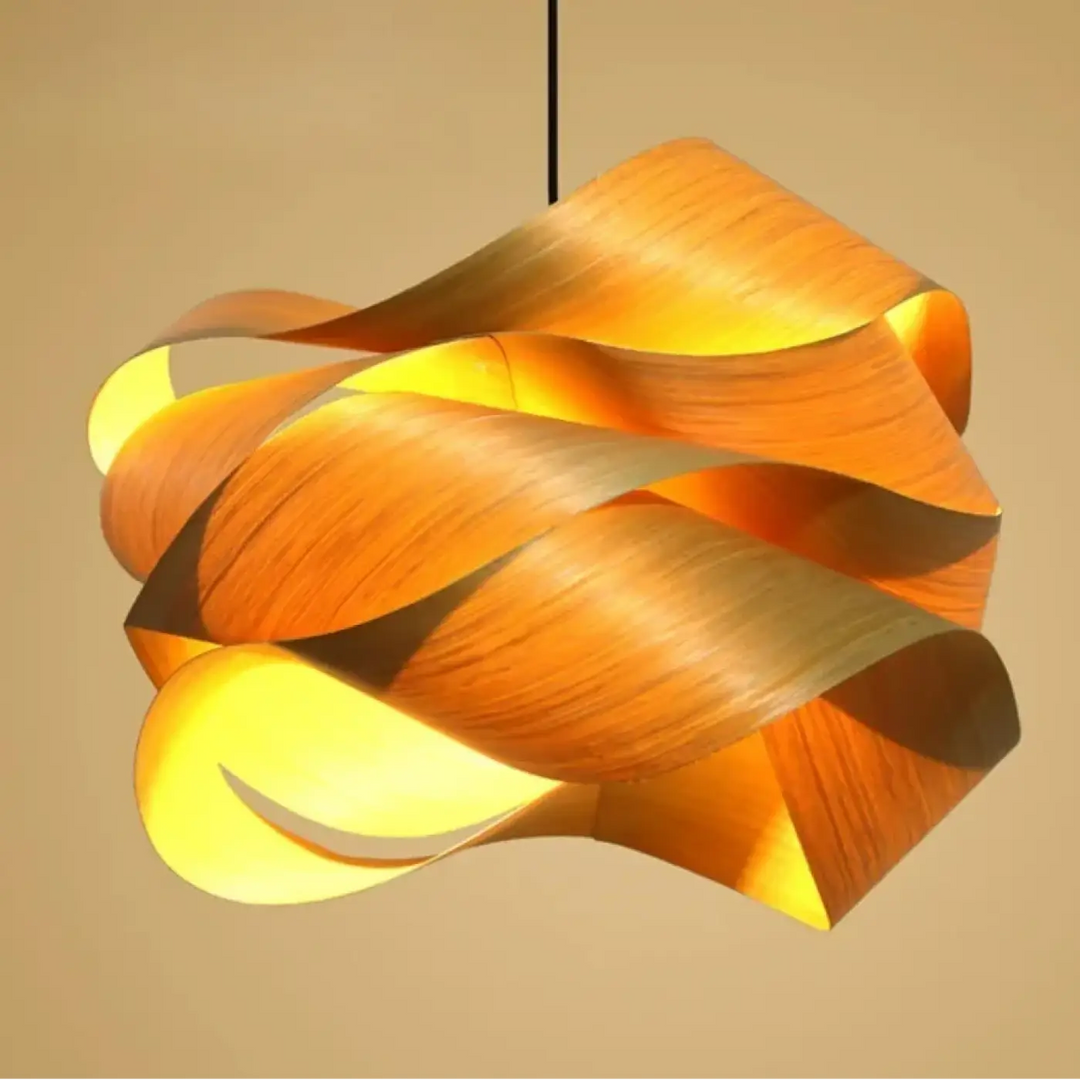 Suspension luminaire jelina en bois ambré avec design en rubans sculpturaux pour décoration intérieure salle à manger