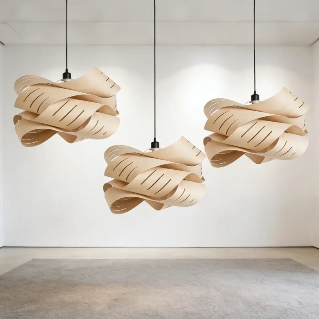 Suspension luminaire jelina avec abat-jour en bois clair sculpté et plis en ruban, parfaite pour décoration intérieure salle à manger
