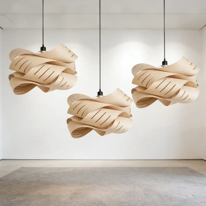 Suspension luminaire jelina avec abat-jour en bois clair sculpté et plis en ruban, parfaite pour décoration intérieure salle à manger