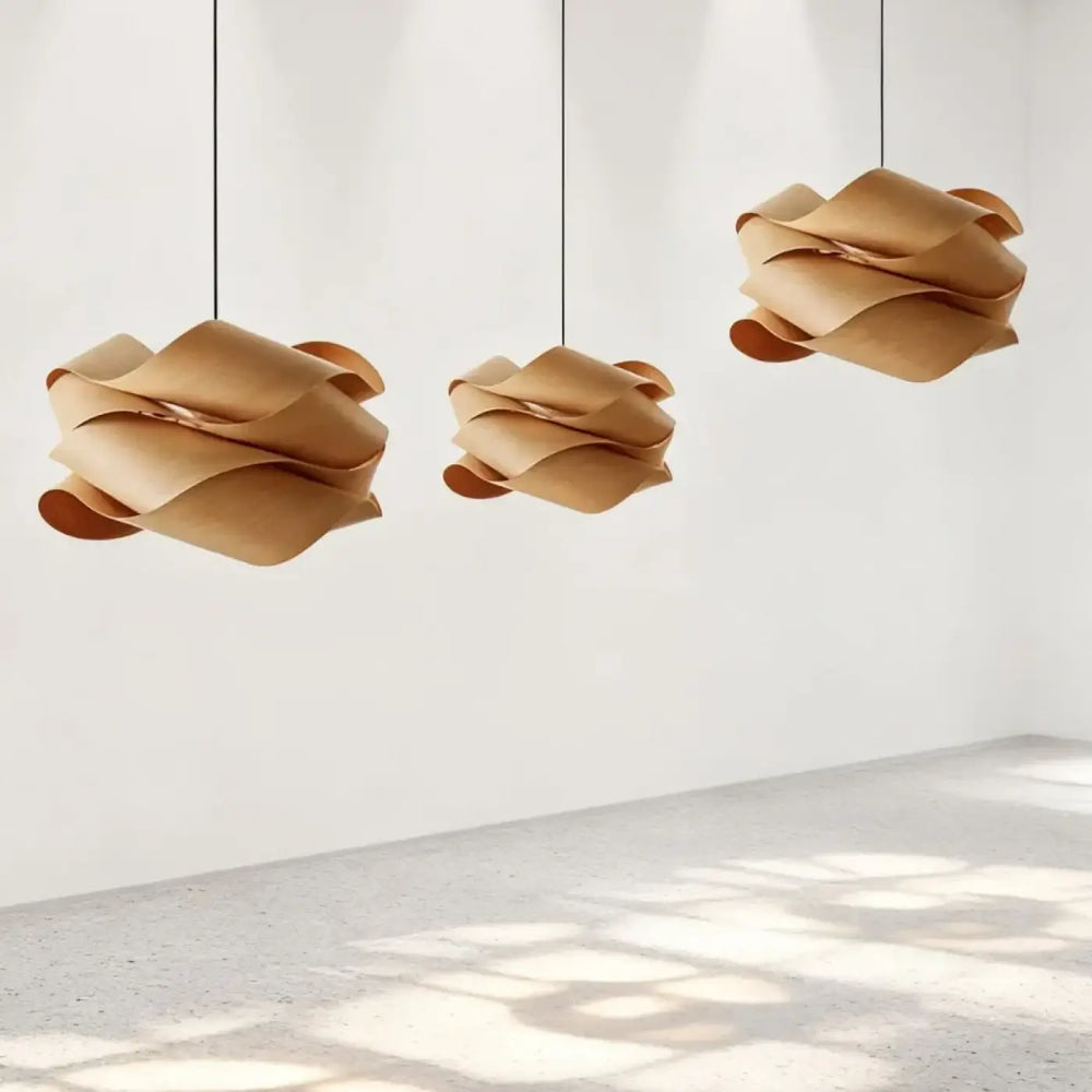 Suspension luminaire jelina avec trois lampes en bois naturel superposées pour décoration intérieure salle à manger