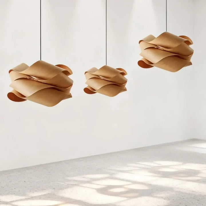 Suspension luminaire jelina avec trois lampes en bois naturel superposées pour décoration intérieure salle à manger