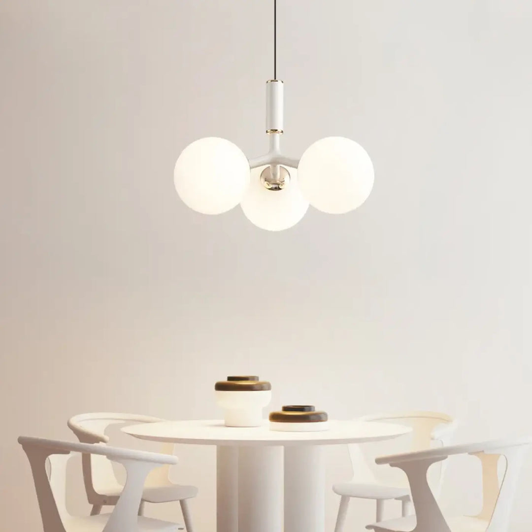 Suspension design moderne avec trois globes en verre opalin