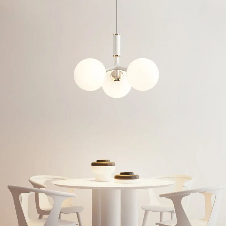 Suspension design moderne avec trois globes en verre opalin