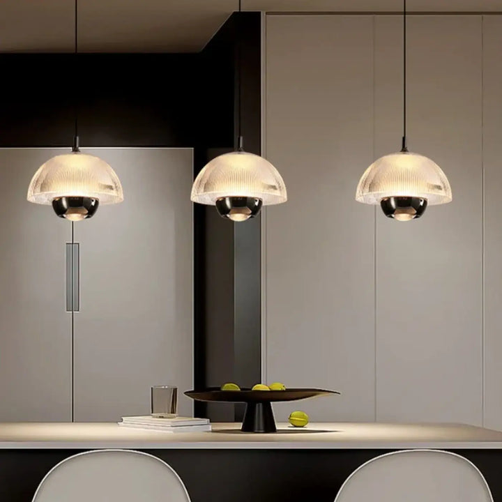 Suspension design moderne en verre nervuré et métal ambiance chic

