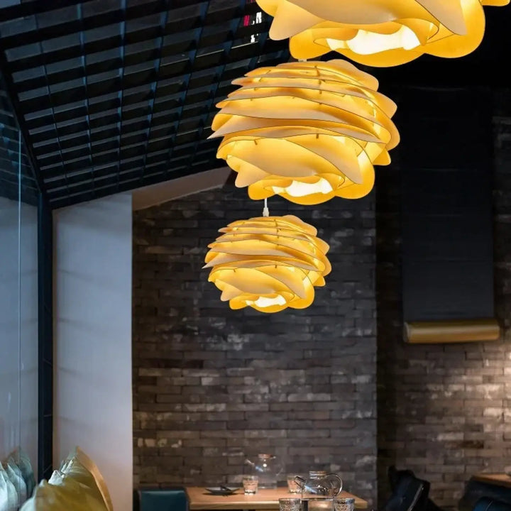 Suspension design ondulée blanche effet pétales lumineux