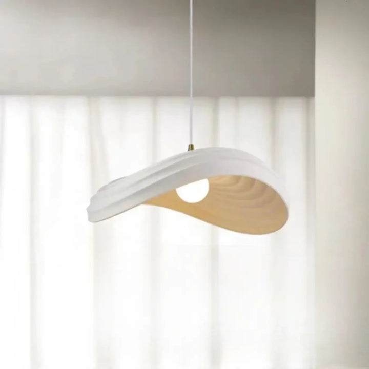 Suspension luminaire deso en bois clair et blanc avec design ondulée blanche pour éclairage modulable et suspension dimmable