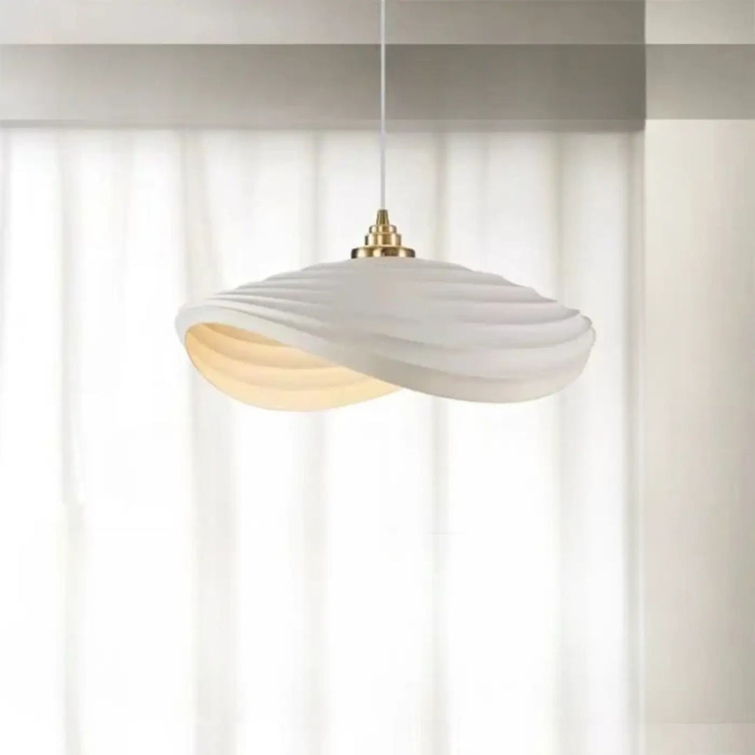 Suspension luminaire deso en blanc avec design ondulée et matériel doré pour éclairage modulable dimmable