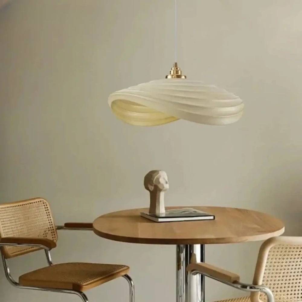 Suspension luminaire deso avec un design ondulée blanche en matière off-white et finition laiton pour un éclairage modulable dimmable