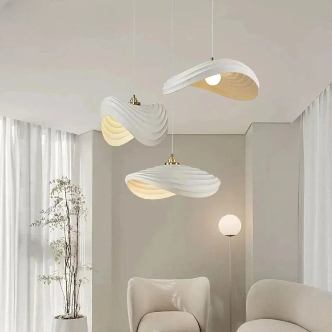 Suspension dimmable deso avec trois suspensions ondulées blanches à éclairage modulable et intérieur chaleureux