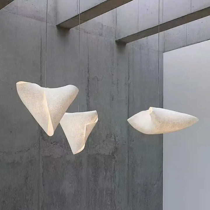 Suspension design organique blanche effet voile flottant