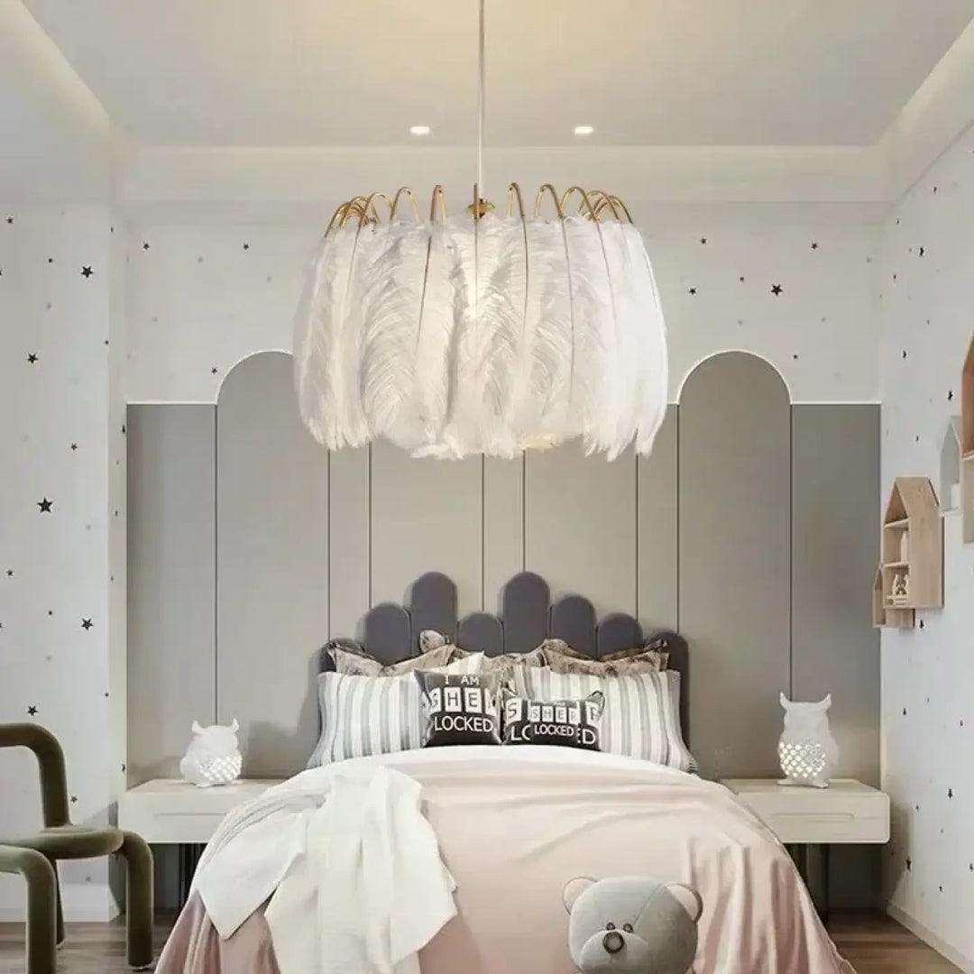 Suspension design avec plumes blanches et structure dorée moderne

