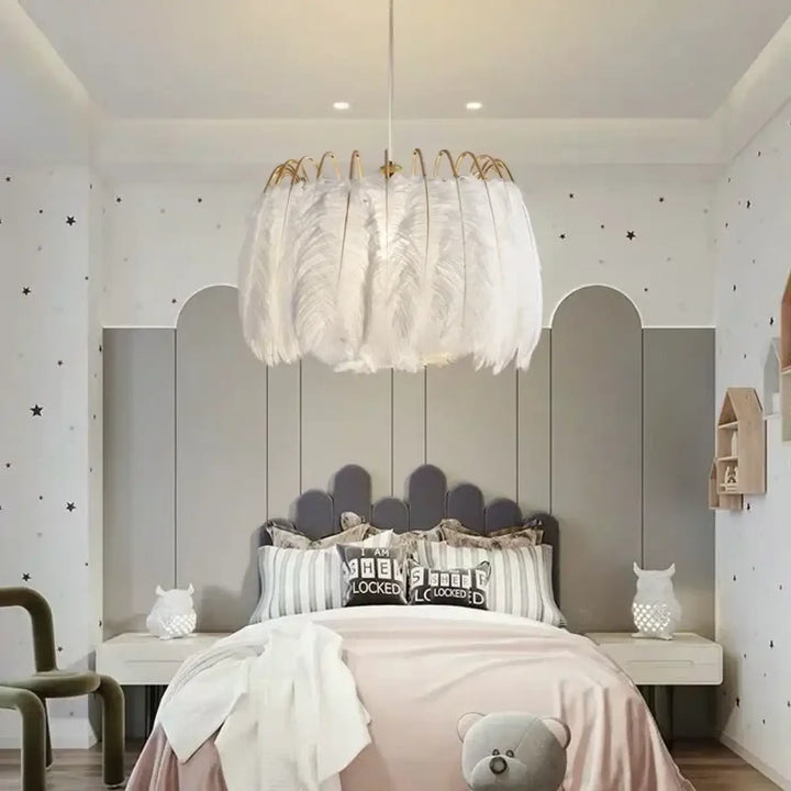 Suspension design avec plumes blanches et structure dorée moderne

