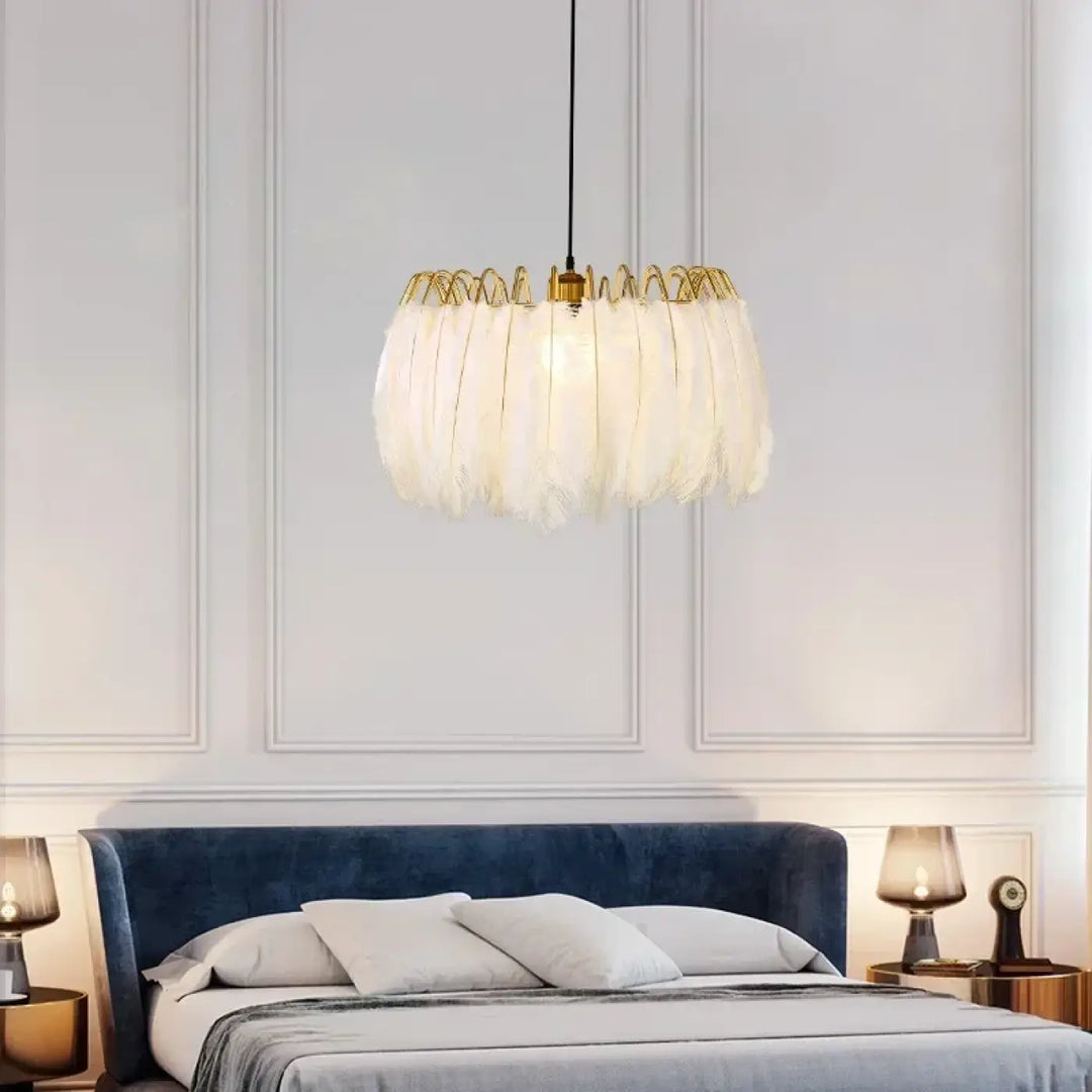 Suspension design avec plumes blanches et structure dorée moderne


