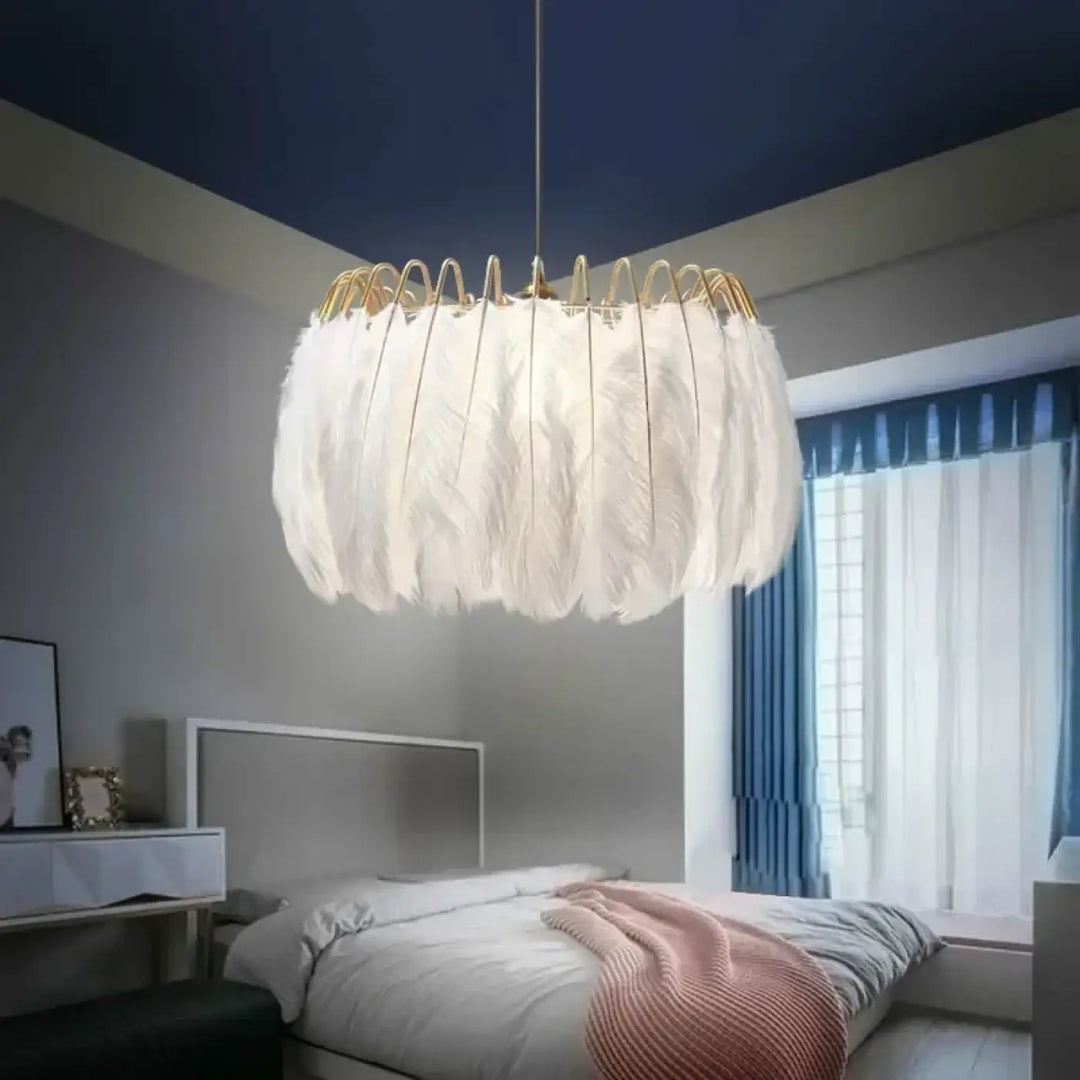 Suspension design avec plumes blanches et structure dorée moderne

