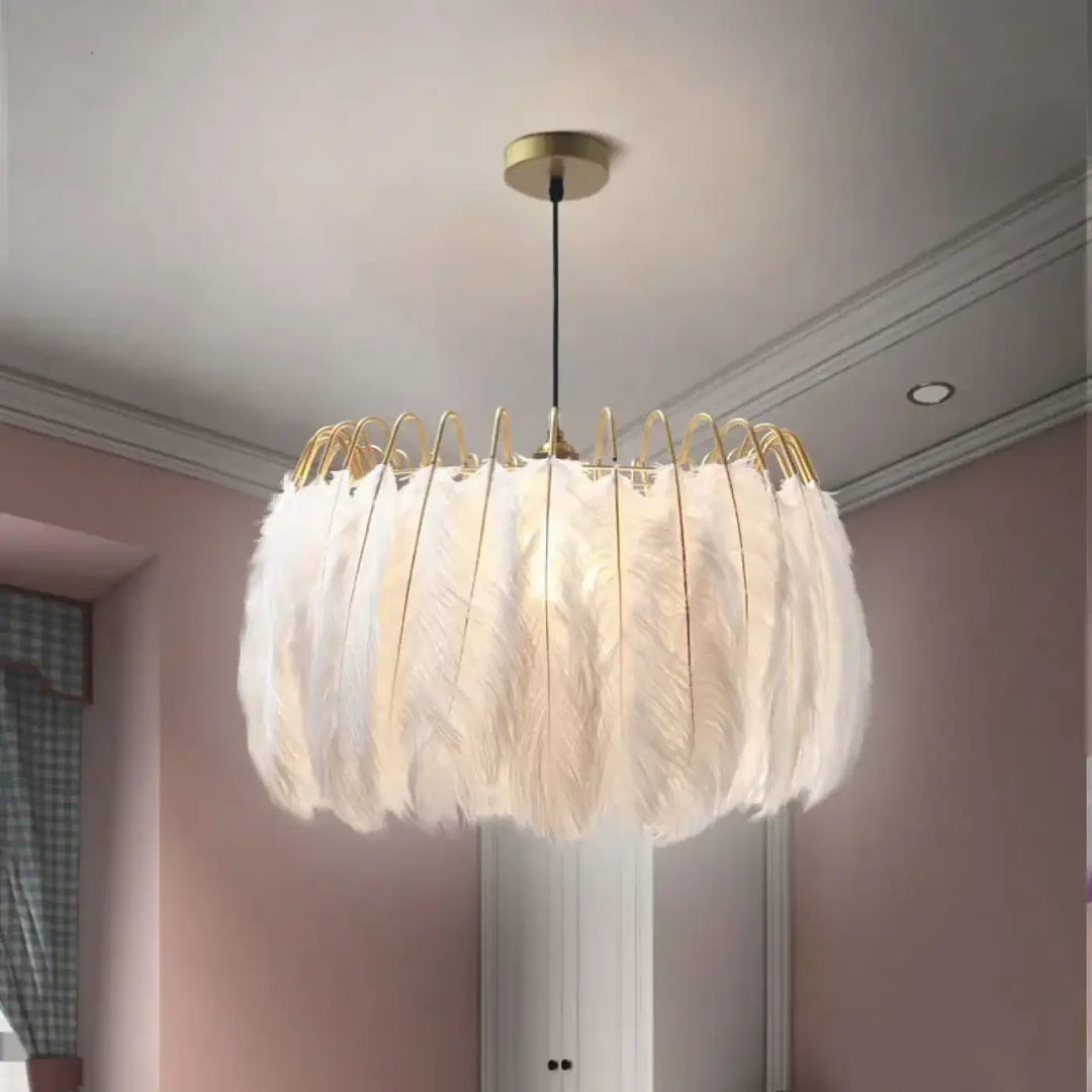Suspension design avec plumes blanches et structure dorée moderne

