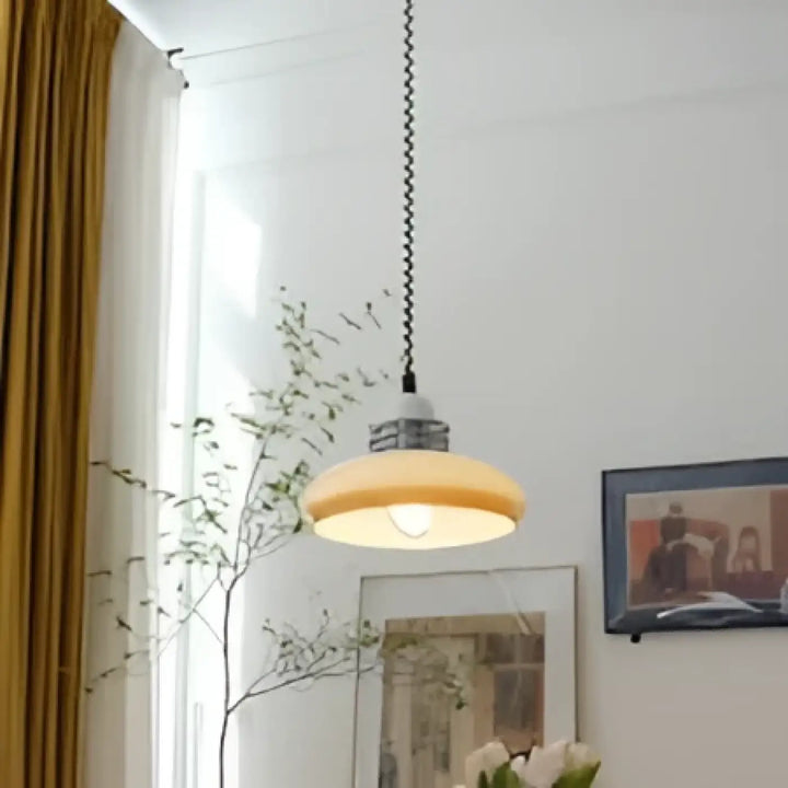 Suspension luminaire camila design rétro avec cadre métal finition laiton et abat-jour en verre dépoli chaud
