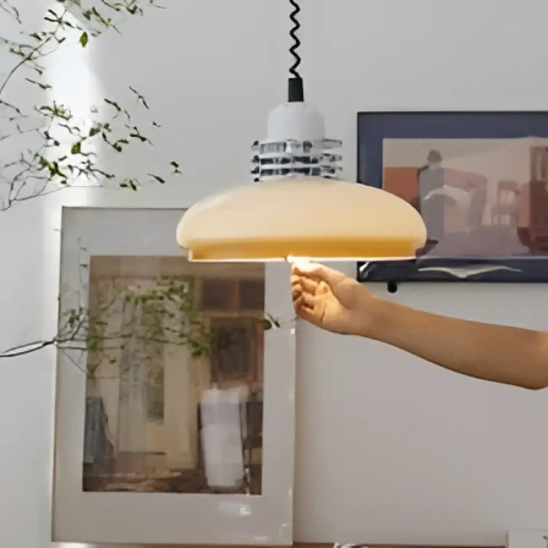 Suspension luminaire camila design rétro avec abat-jour en verre incurvé crème et fixation métallique élégante