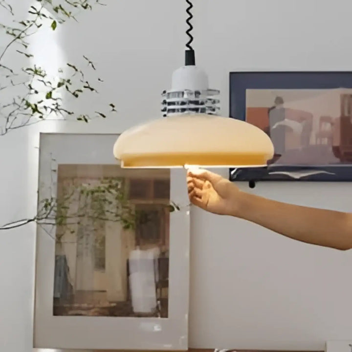 Suspension luminaire camila design rétro avec abat-jour en verre incurvé crème et fixation métallique élégante
