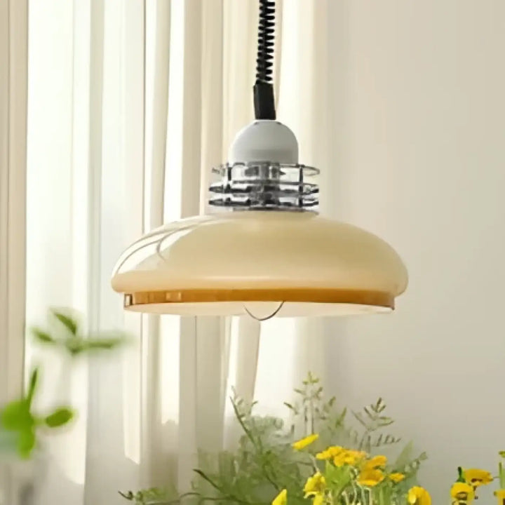 Suspension luminaire camila en verre crème avec base chrome et cordon noir spirale design rétro élégant