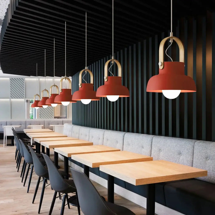 Suspension design scandinave multicolore avec détail en bois