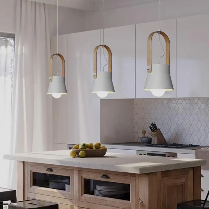Suspension design scandinave multicolore avec détail en bois
